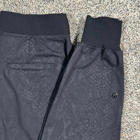 lululemon athletica Yoga Party Pant Desert Snake Embossed Black Size 2 - Picture 3 of 8